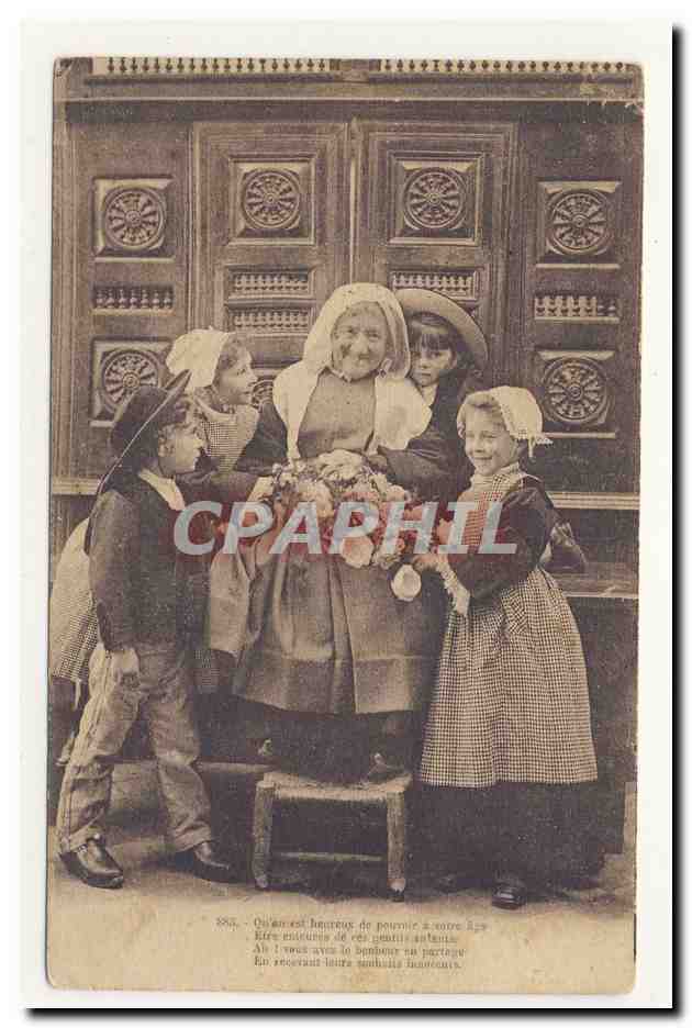 grand mere enfants bouquet rose coiffe folklore meuble vaisselier broderie costume CPA