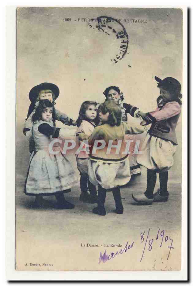 petits enfants de bretagne danse ronde coiffe folklore broderie costume CPA