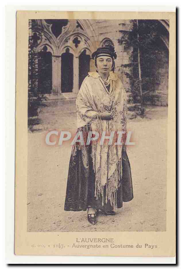 auvergnate en costume du pays folklore broderie costume CPA