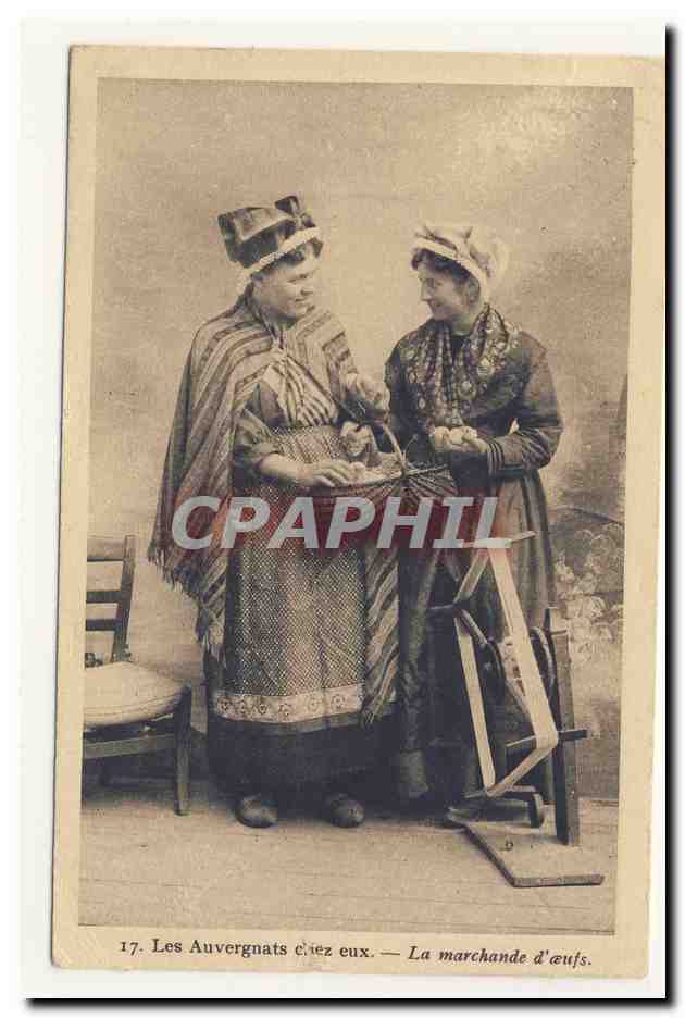 les auvergnats chez eux la marchande d'oeufs metier tisser quenouille folklore broderie costume CPA