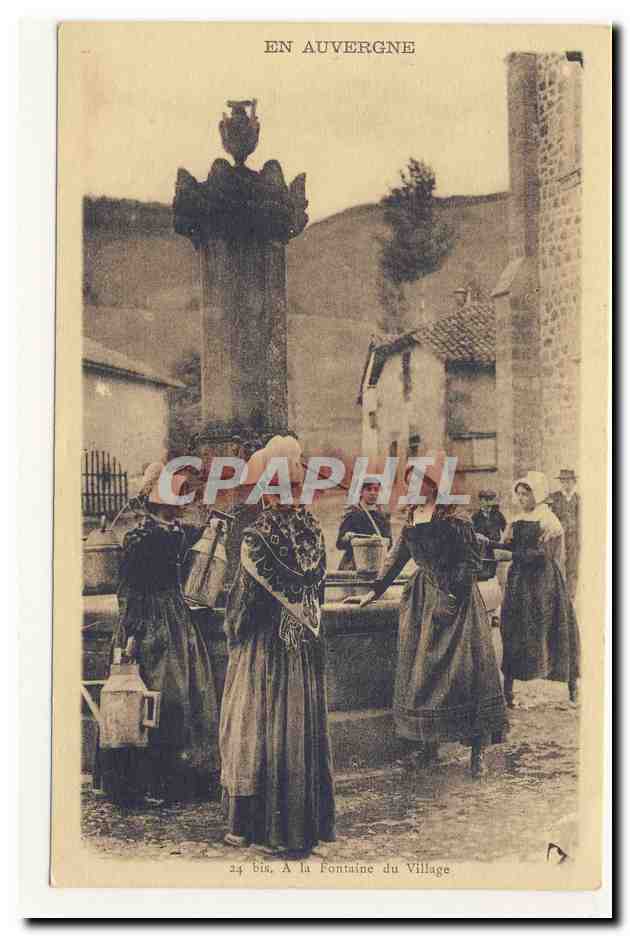 en auvergne a la fontaine du village folklore broderie costume CPA