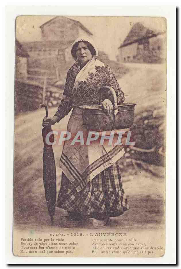 auvergne paysanne folklore broderie parapluie costume CPA