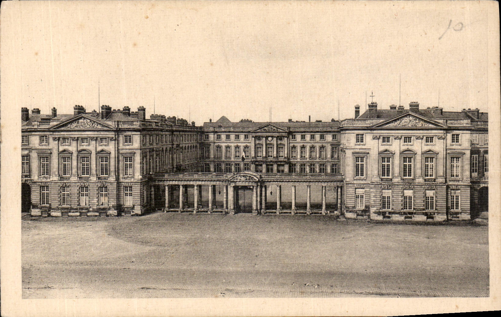 CPA Chateau de Compiegne facade devant la place d'Armes 