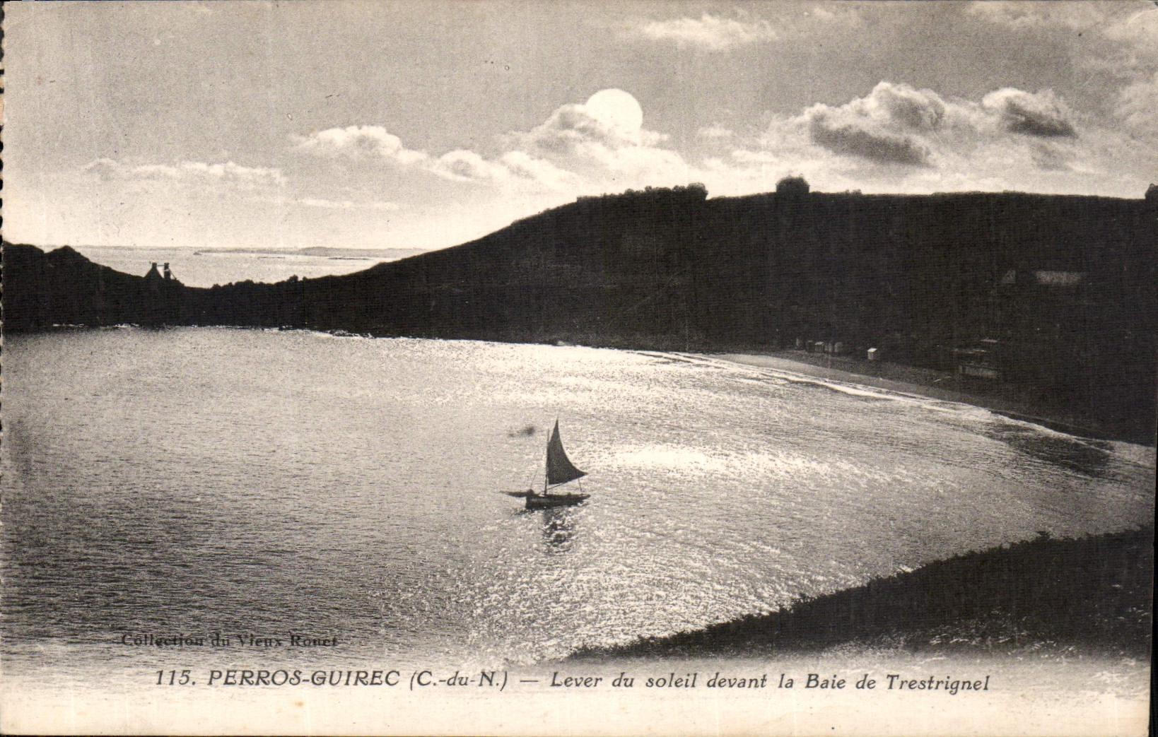 Perros-Guirec (C.-du-N.) — Lever du soleil devant la Baie de Trestignel — Collection du Viens Ronet, n° 115