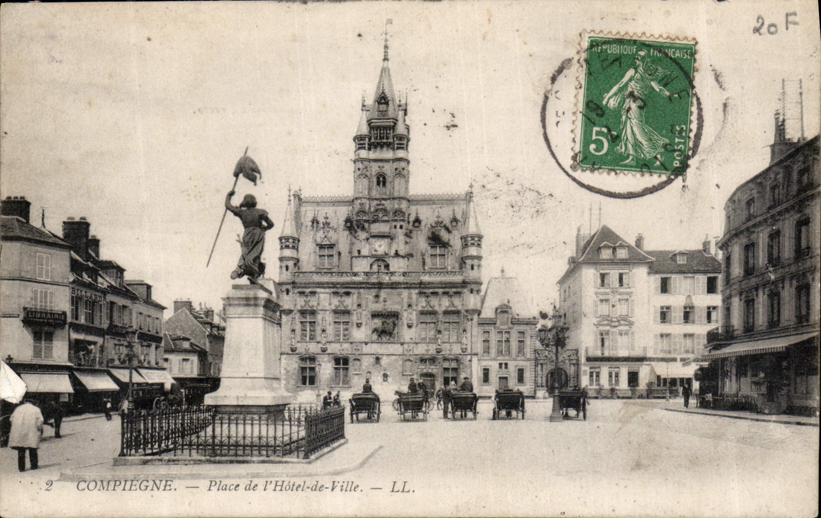 CPA Compiegne Place de l'Hotel de Ville 