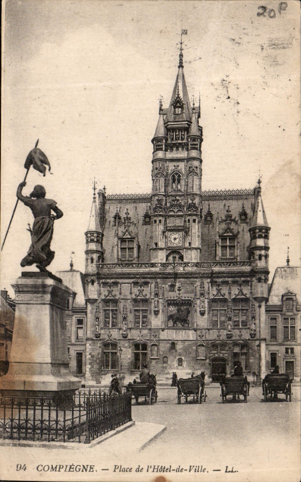 CPA Compiegne Place de l'Hotel de Ville 