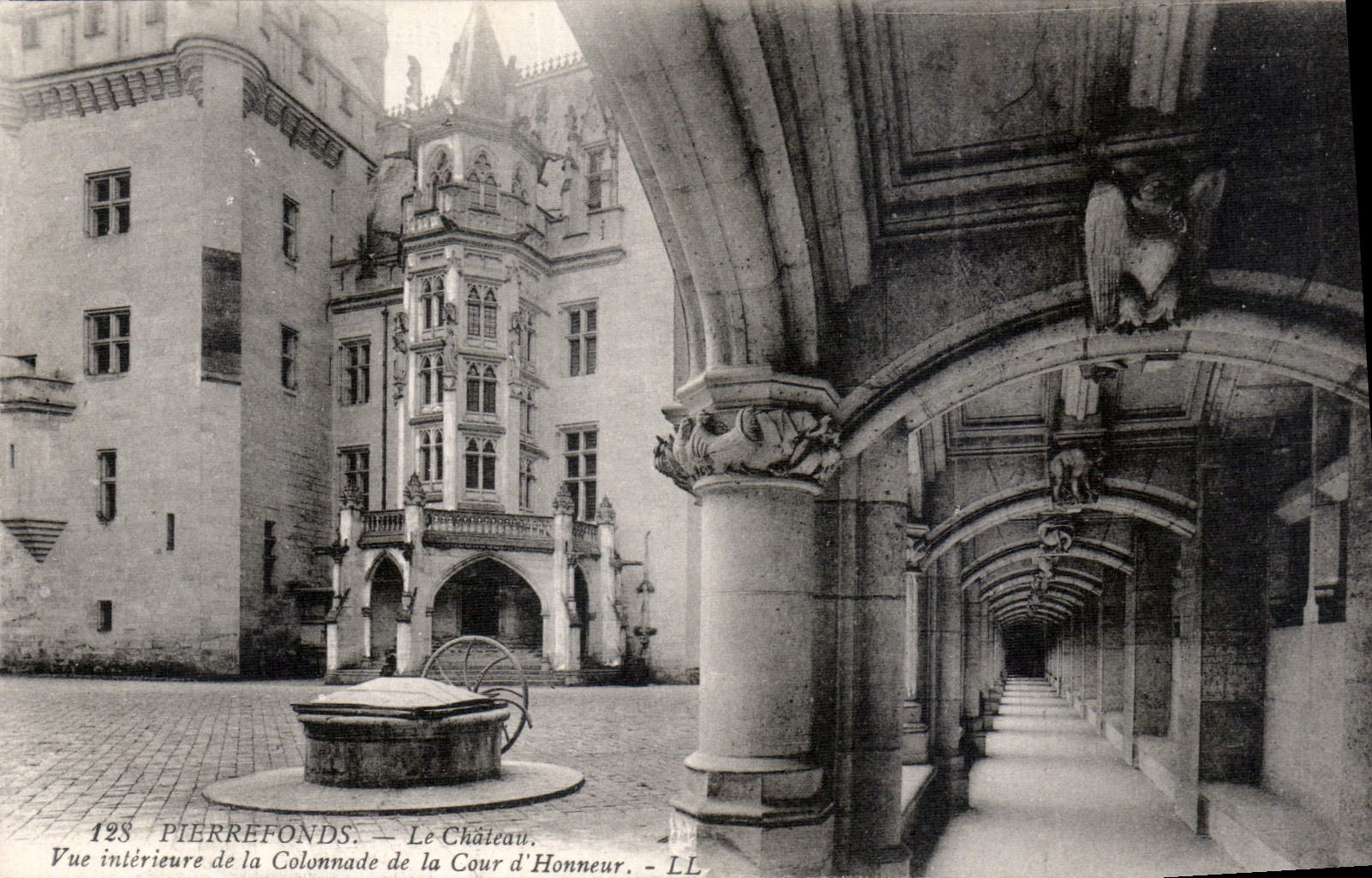 CPA Pierrefonds le Chateau vue interieure de la Colonnade de la Cour d'Honneur 
