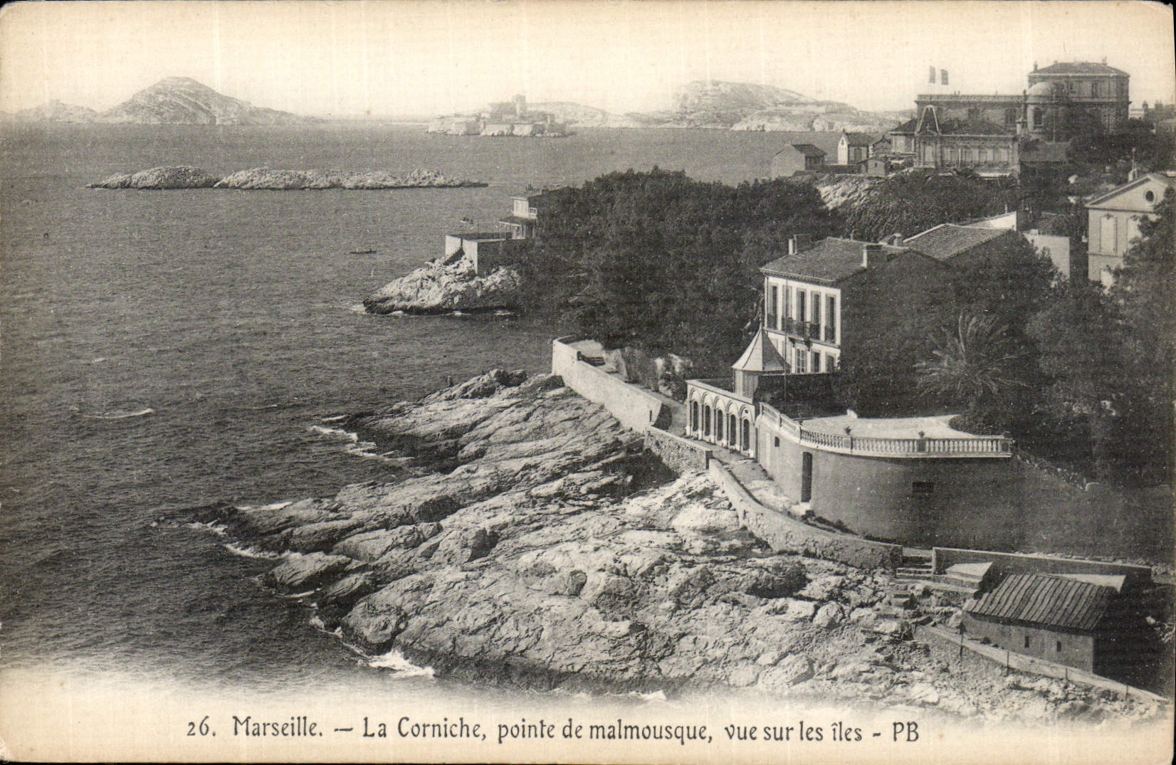 CPA Marseille la Corniche Pointe de Malmousque vue sur les Iles 