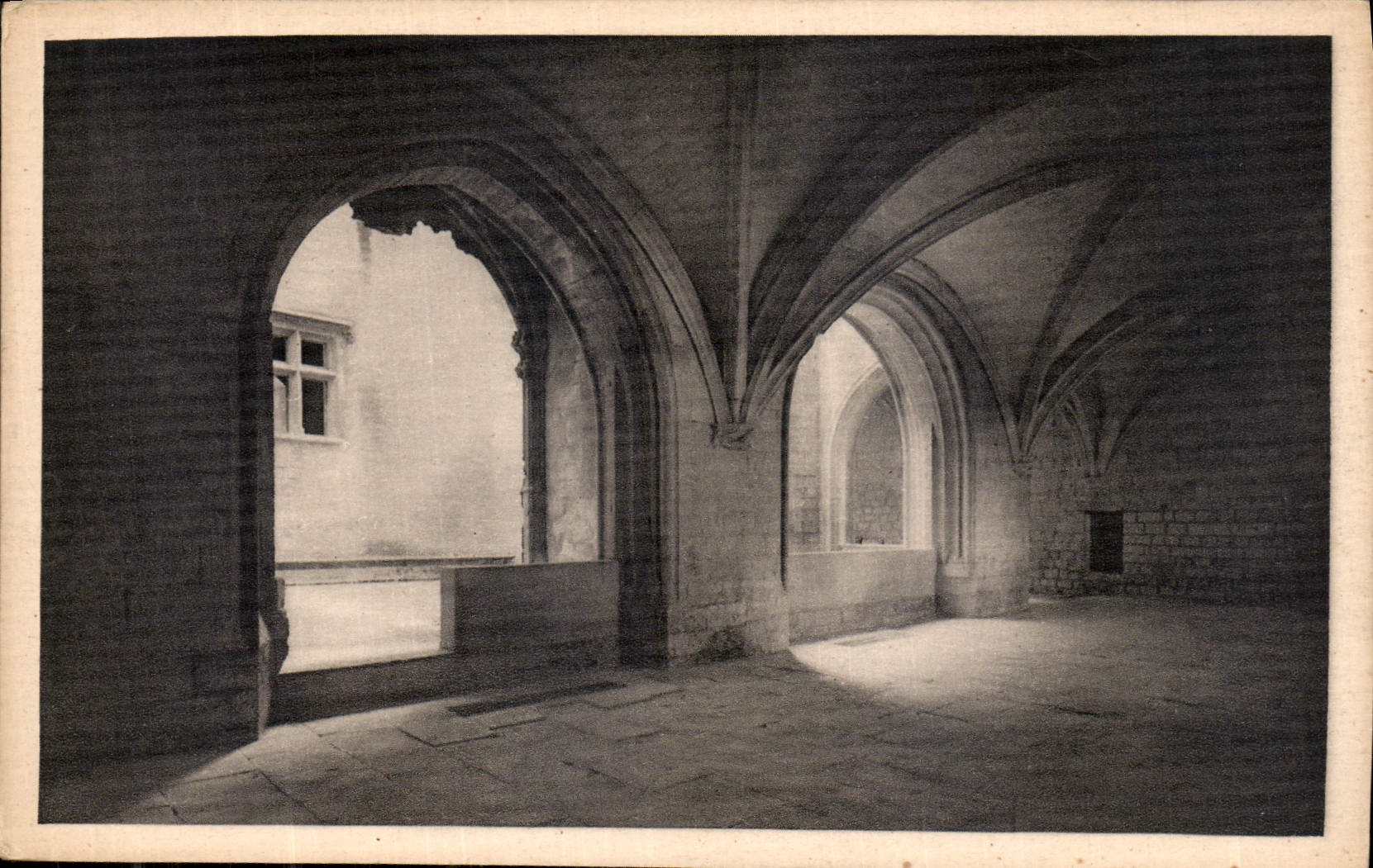 Château de Tarascon — Galerie de la Cour — Service des Monuments Historiques