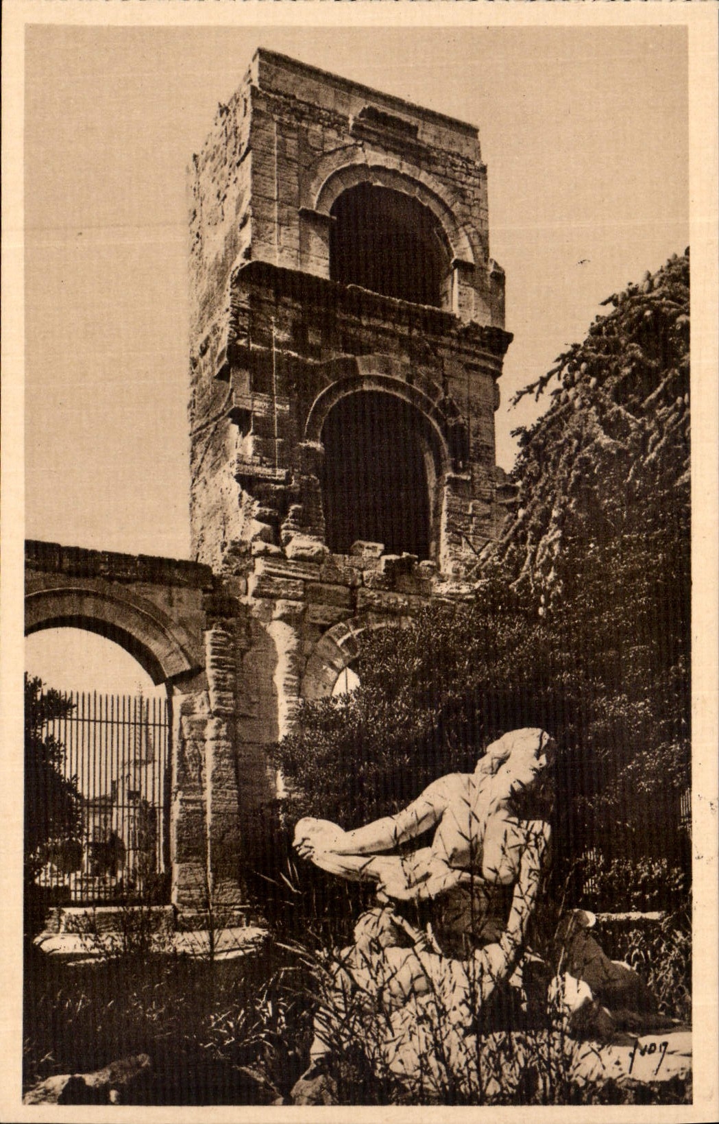 Arles (Bouches-du-Rhône) — Le Théâtre Antique et Statue de Niobé — Les Éditions d'Art YVON, Paris