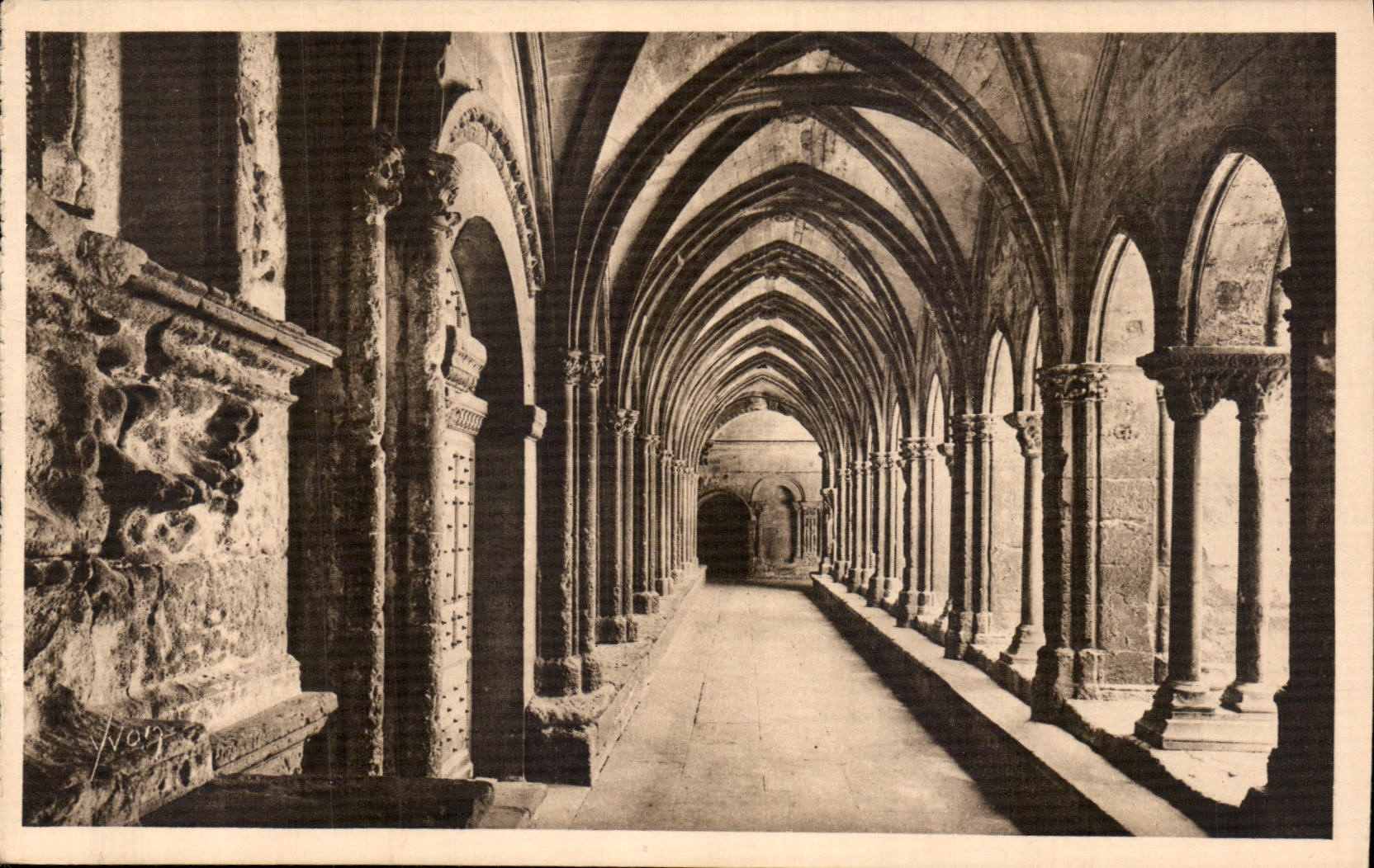 Intérieur du Cloître de Saint-Trophime — Arles (Bouches-du-Rhône) — Éditions d'Art 'La Douce France'