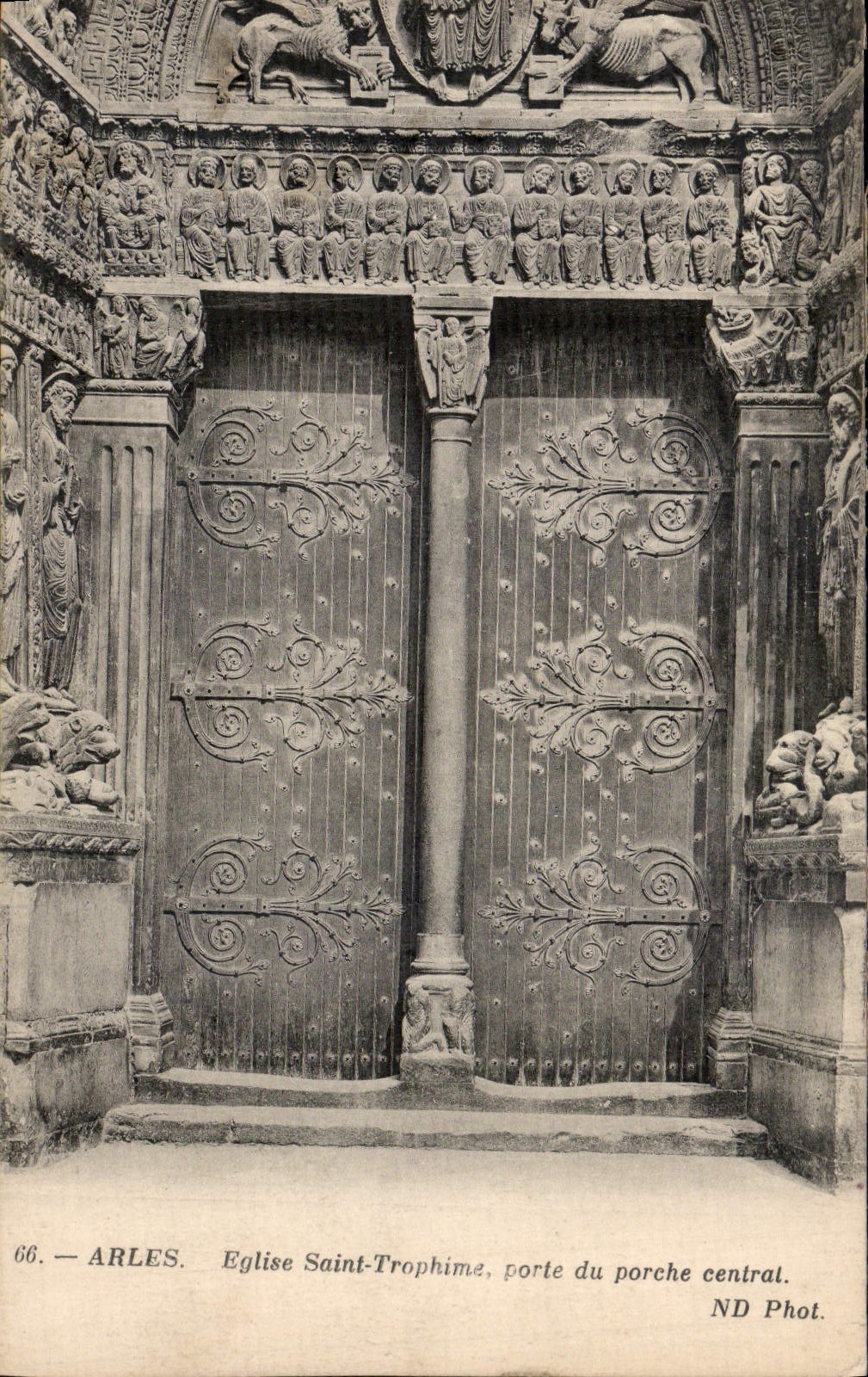 Arles — Église Saint-Trophime, porte du porche central — ND Phot.
