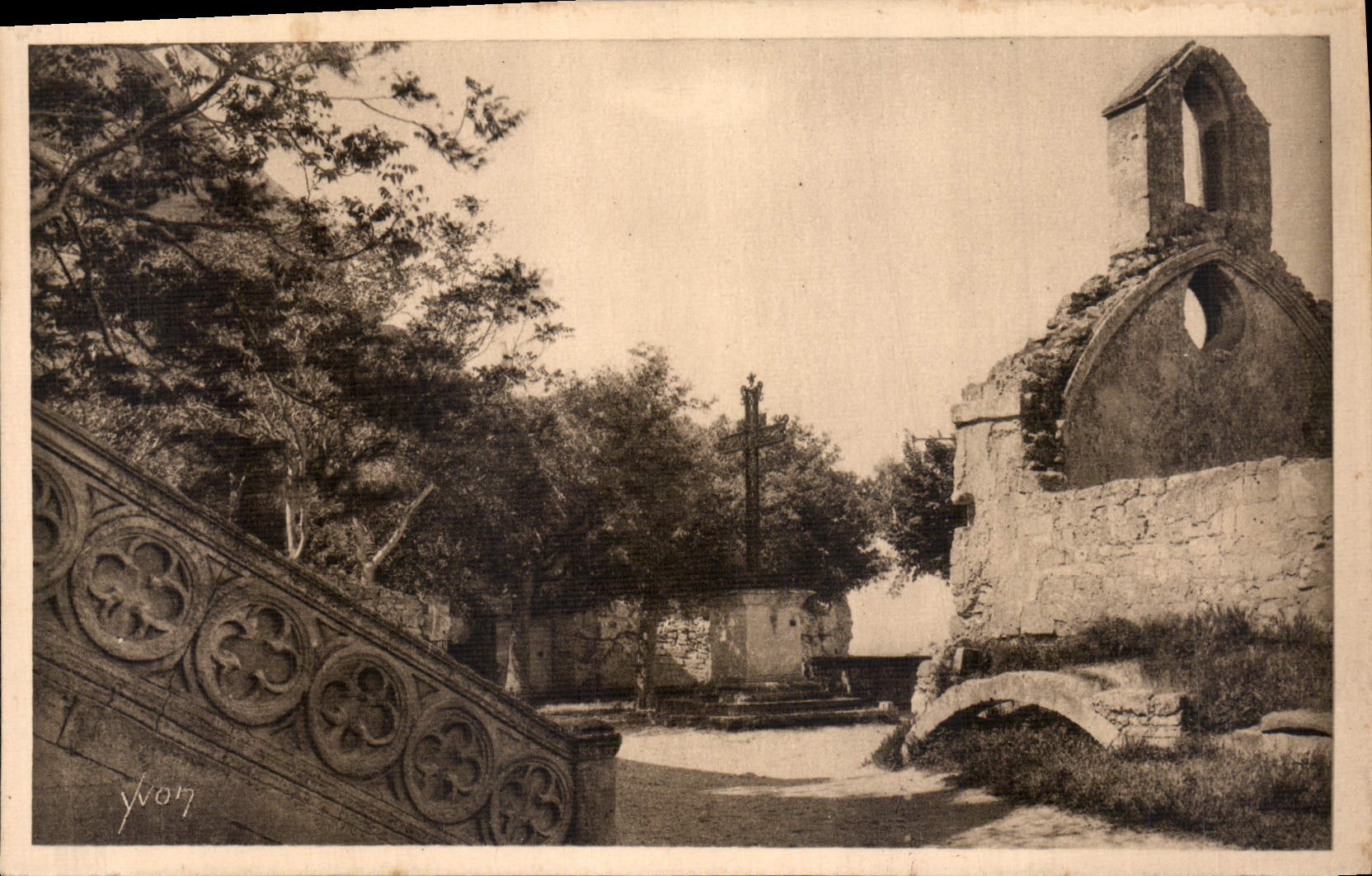 Les Baux (B.-du-R.) — Place de l'Église et Chapelle des Pénitents (XVIe siècle) — Les Éditions d'Art Yvon