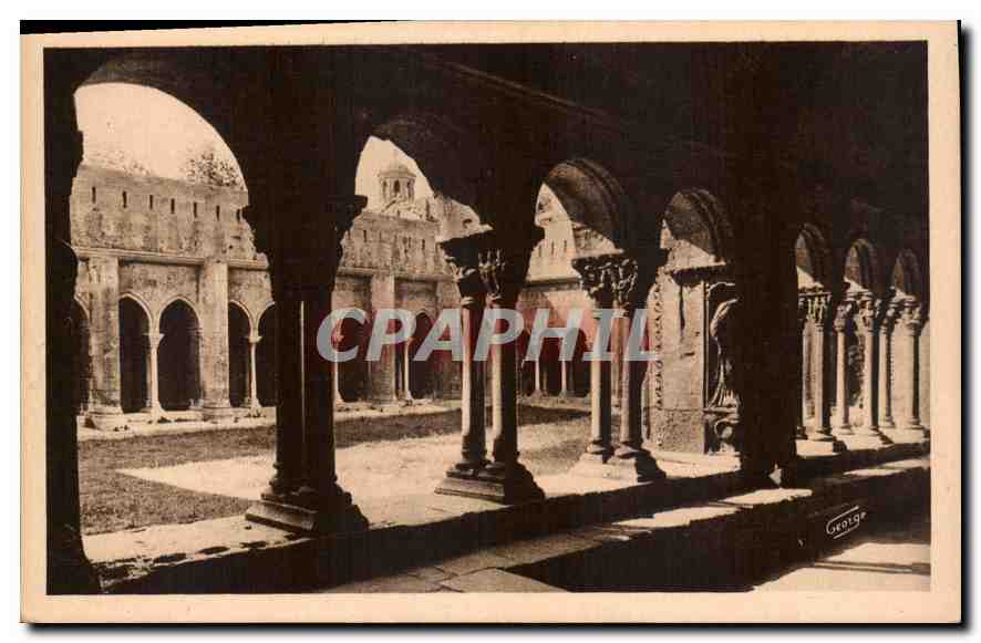 CPA Arles sur rhone Cour du Cloitre Saint Trophime et Clocher de l'Homme de Bronze 