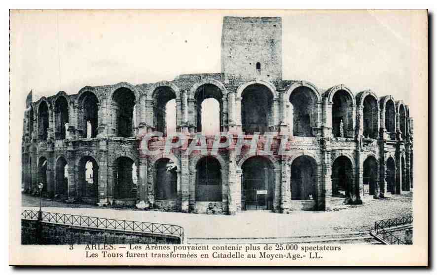 CPA Arles les Arenes Tours furent transformees en Citadelle au Moyen Age 