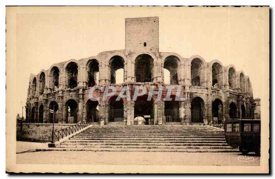 Arles (B.-du-Rh.) — Les Arènes — Amphithéâtre Romain — Phot. Combier Mâcon