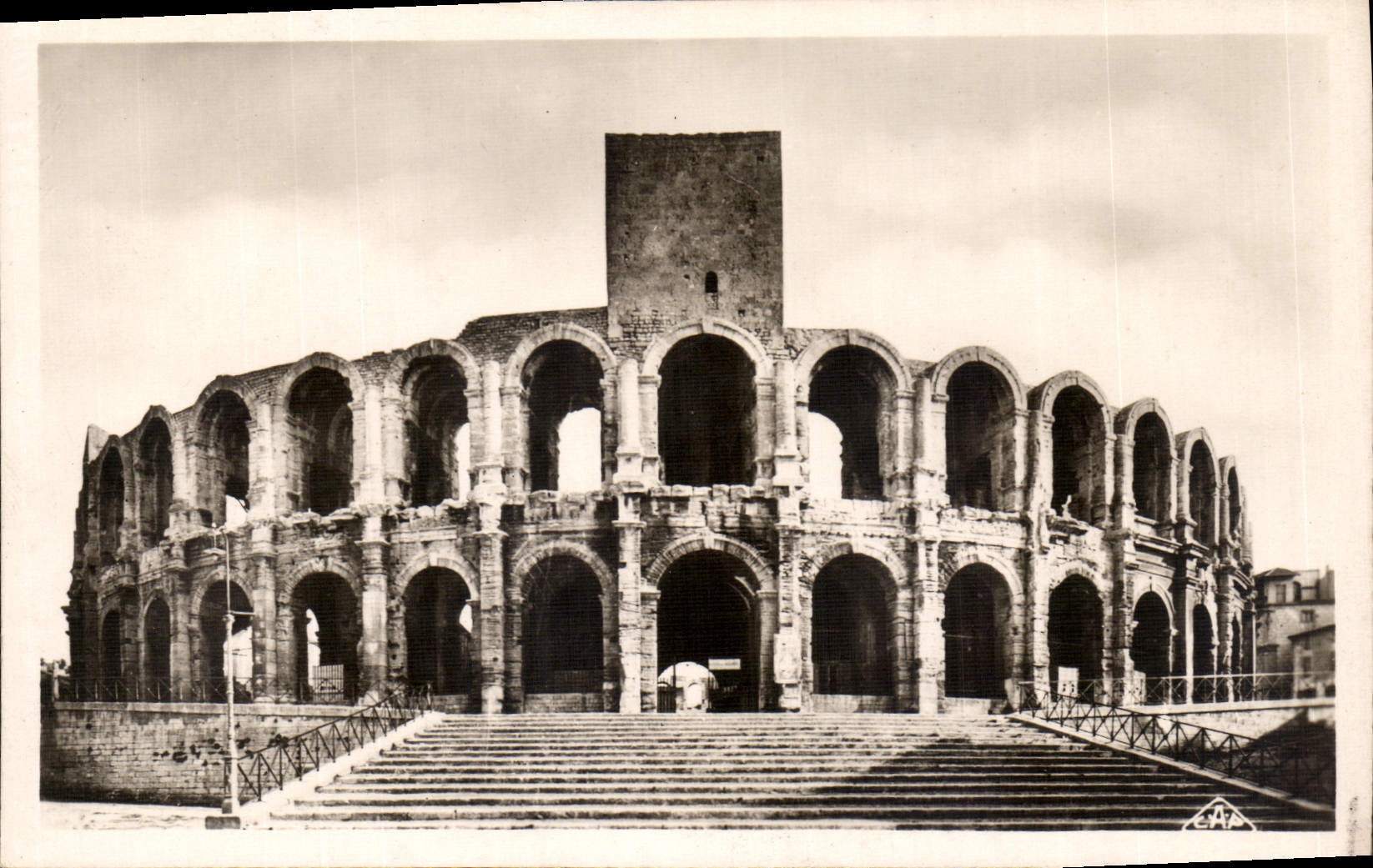 Arles — Römisches Amphitheater — Außenansicht — C.A.P. Paris