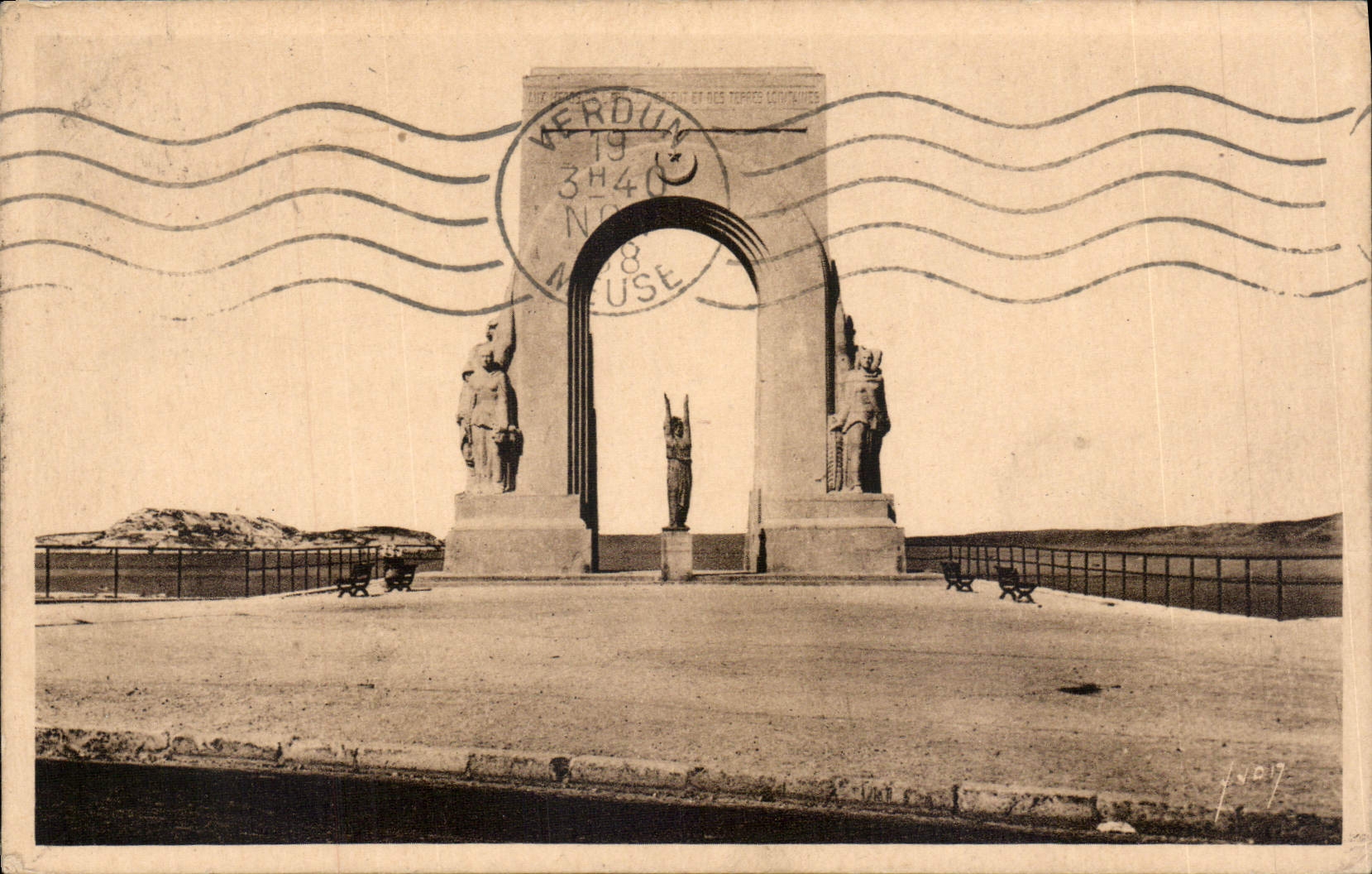 CPA Marseille Bouches du Rhone le monument Aux Heros de l'Armee d'Orient et des Terres lointaines 