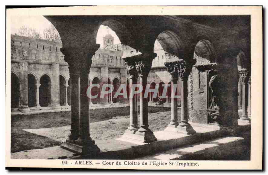 CPA Arles Cour du Cloitre de l'eglise St Trophime 