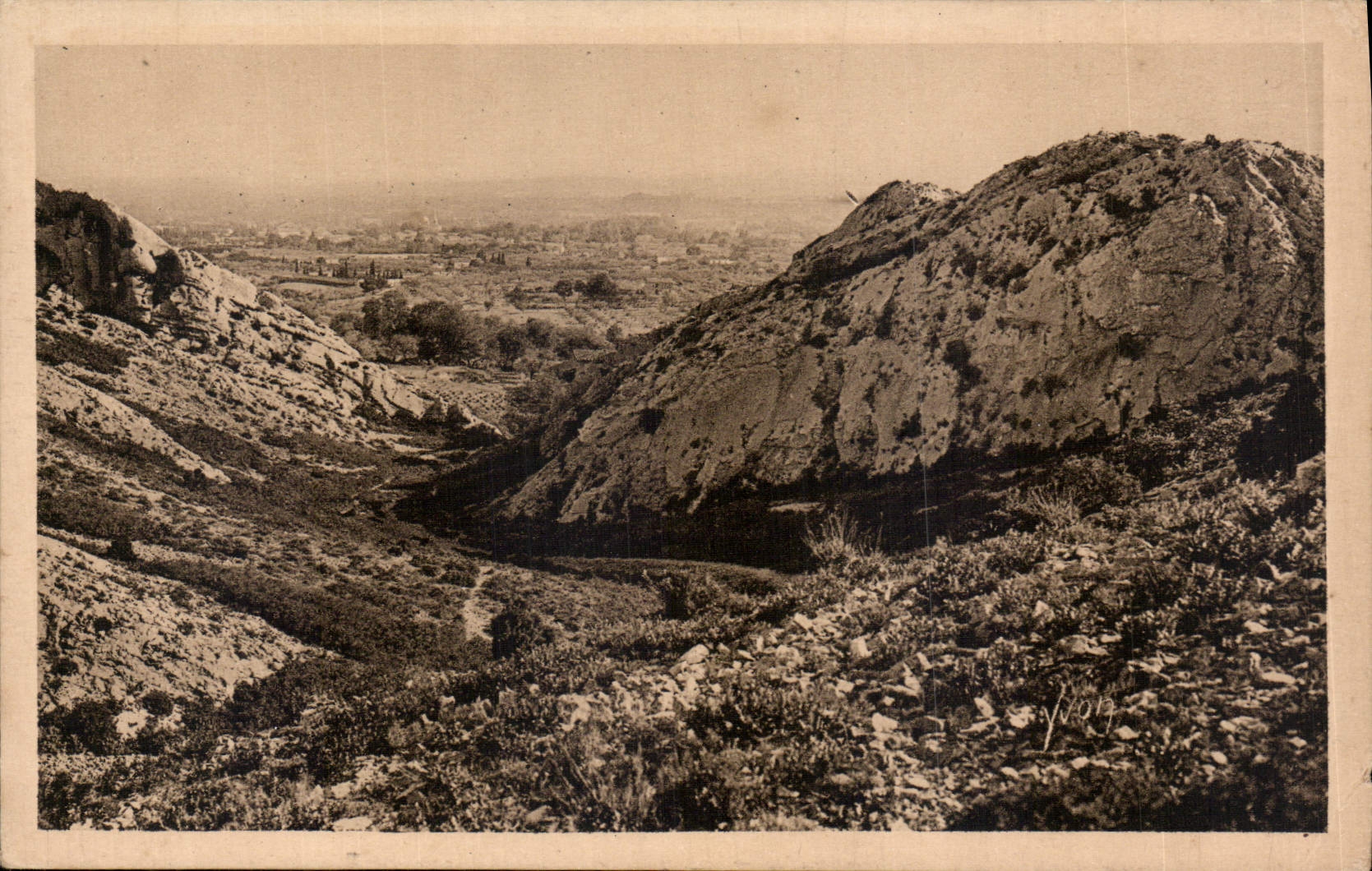 Die Alpilles in der Nähe von Saint-Rémy-de-Provence — Landschaften und Steine der Provence — YVON-Edition, Paris