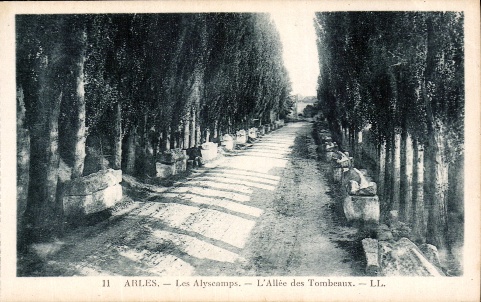 Arles — Les Alyscamps — L'Allée des Tombeaux — LL.