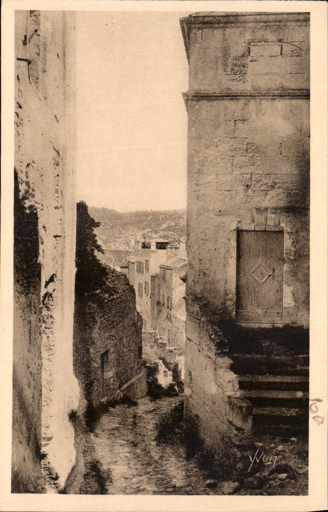 Les Baux (B.-du-R.) — Vieille Rue conduisant aux Remparts — Weing