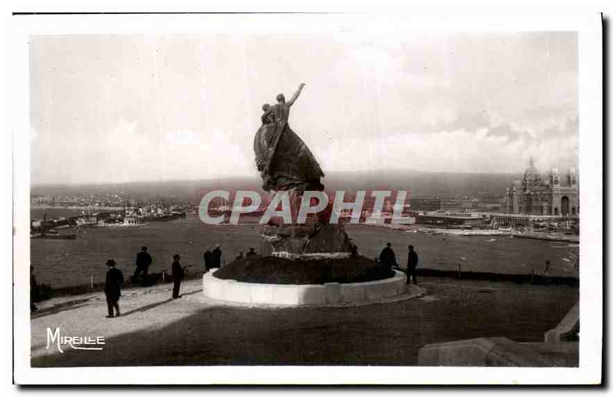 CPA Marseille Pharo Monument aux Heros de la Mer et la Cathedrale 