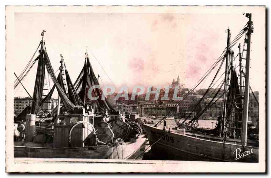 CPA Marseille Un Coin du Port Bateaux de peche