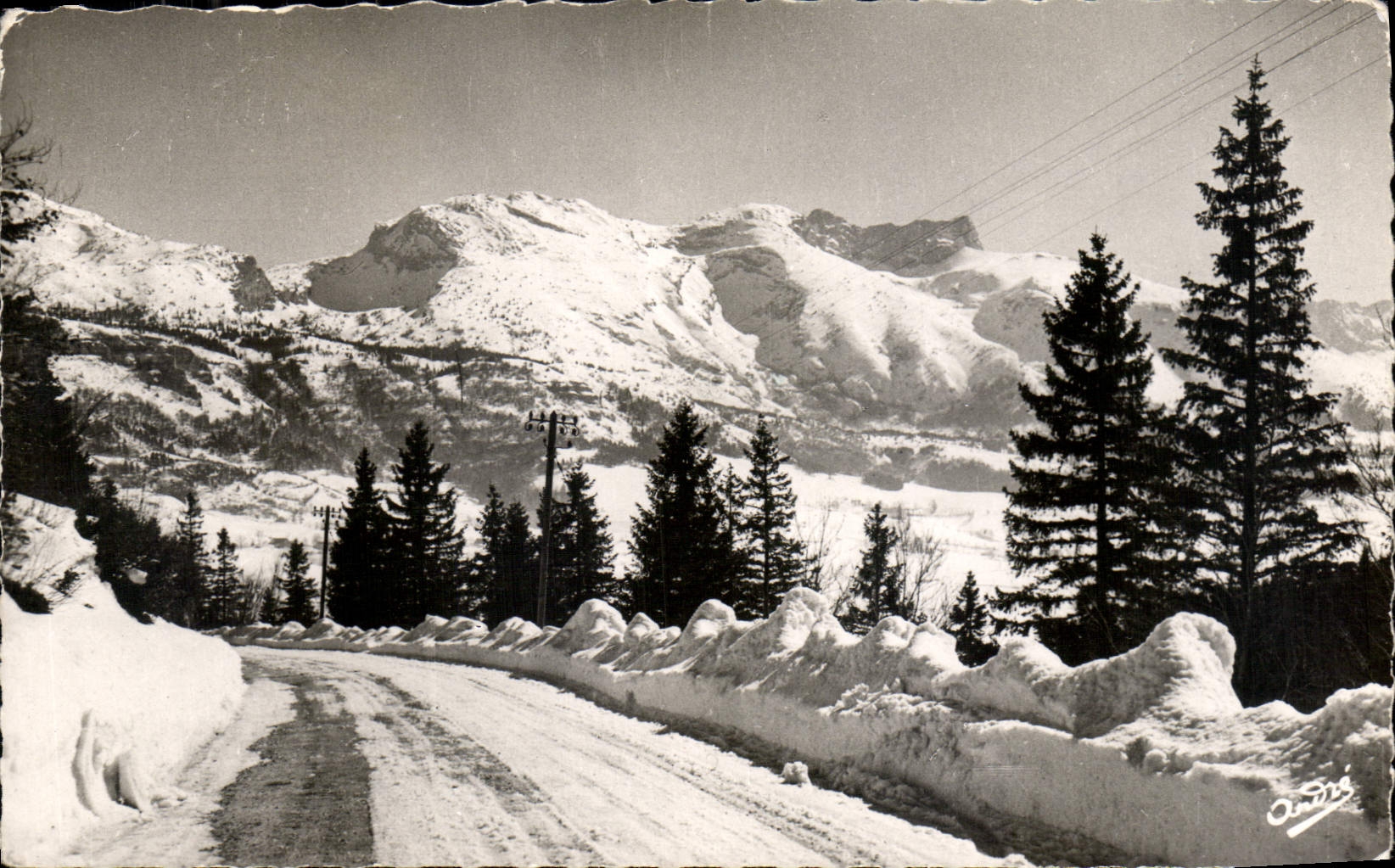 CPA Les Belles Alpes Francaises Route de Lans a Autrans Isere par le Col de la Croix Perrin au fond 