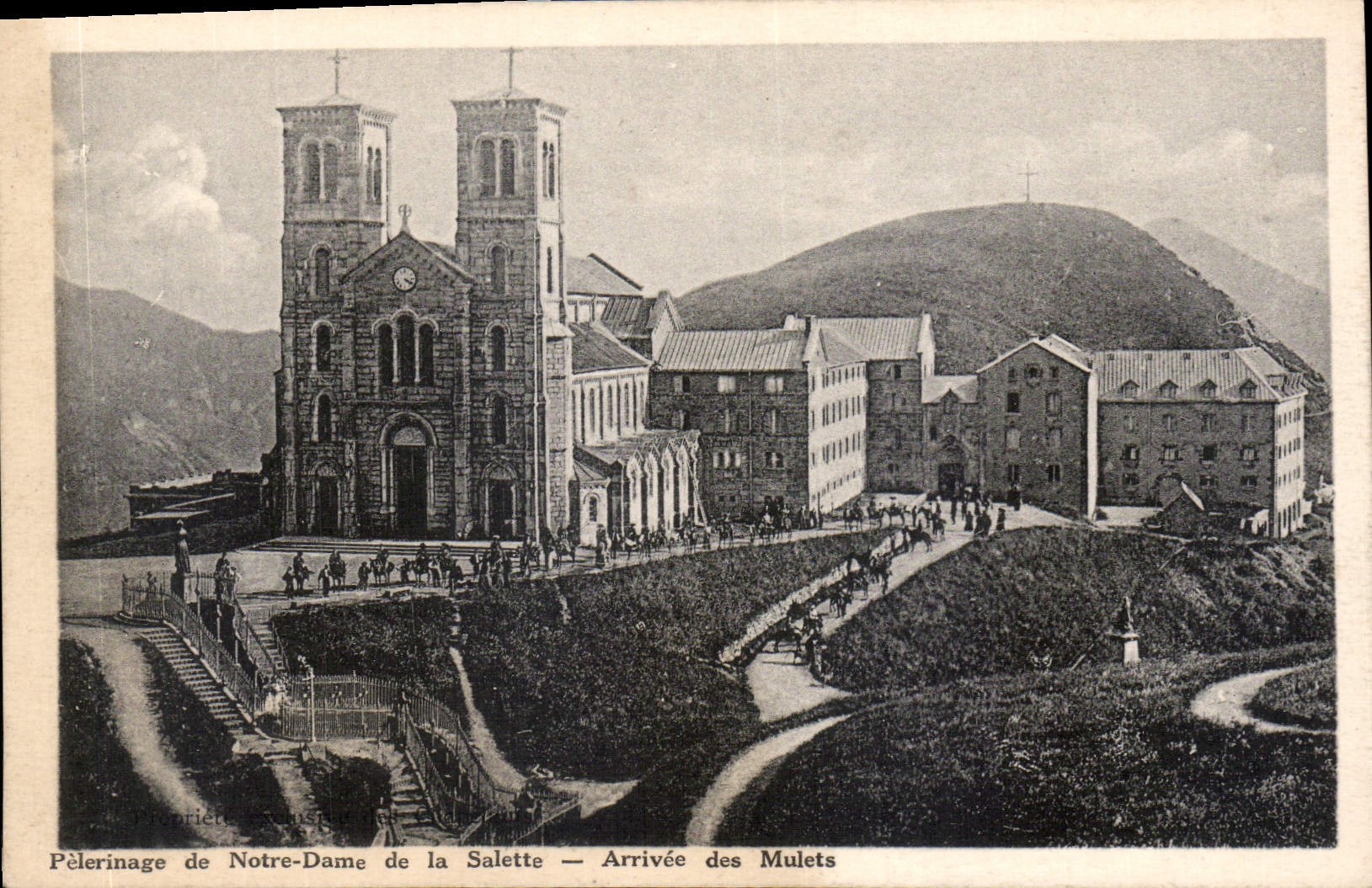 CPA Pelerinage de Notre Dame de la Salette Arrivee des Mulets 