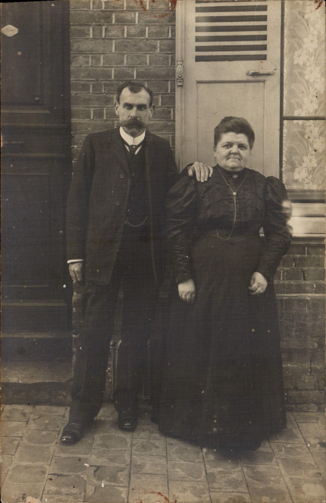 Couple devant une porte — éditeur inconnu, n° de série non visible
