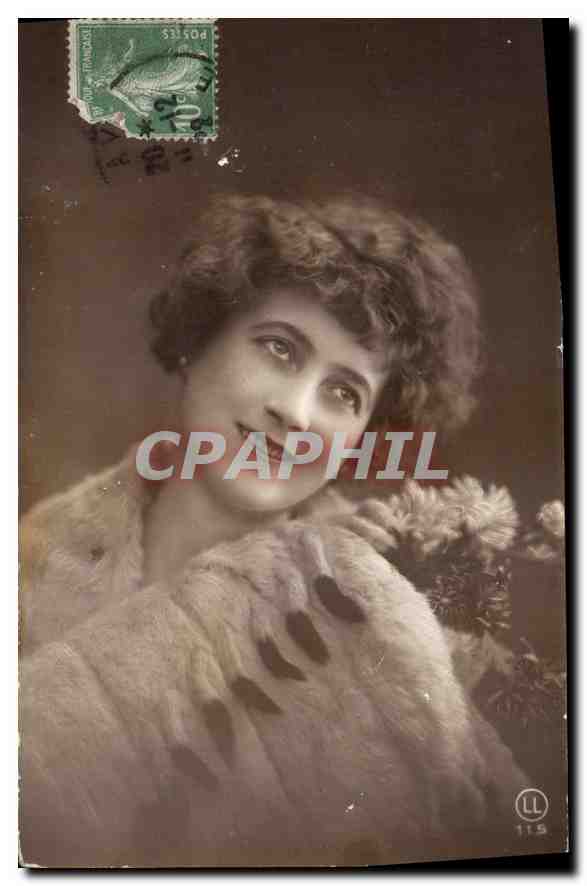 Jeune femme en fourrure — portrait — LL 115