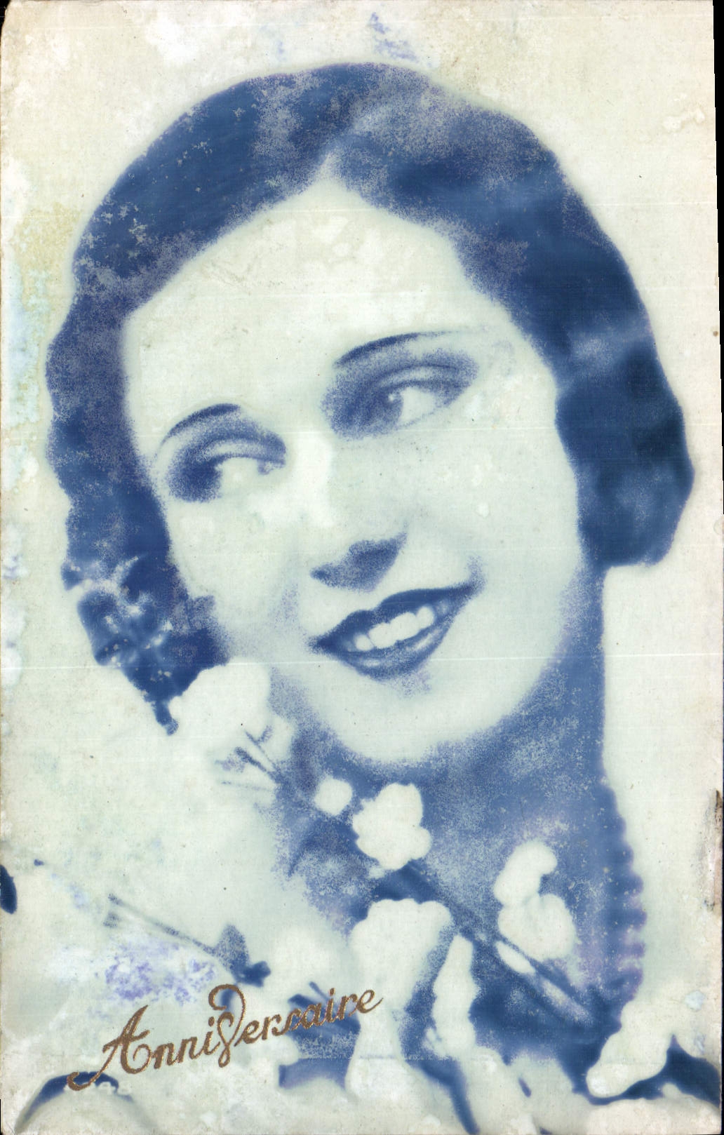 Femme souriante — Anniversaire — éditeur non visible