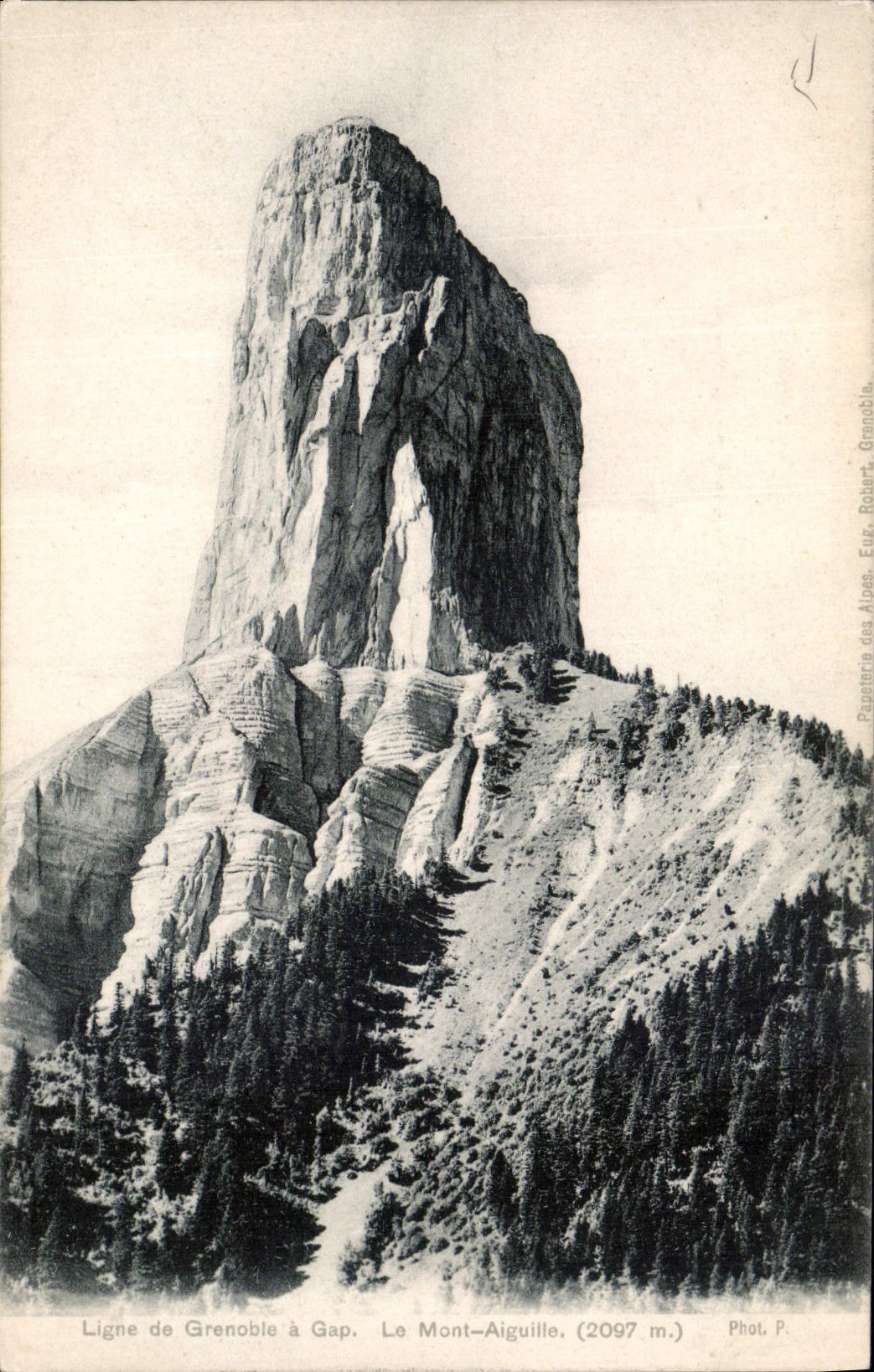 Le Mont-Aiguille (2097 m.) — Vue du sommet rocheux — P. Phot. Grenoble