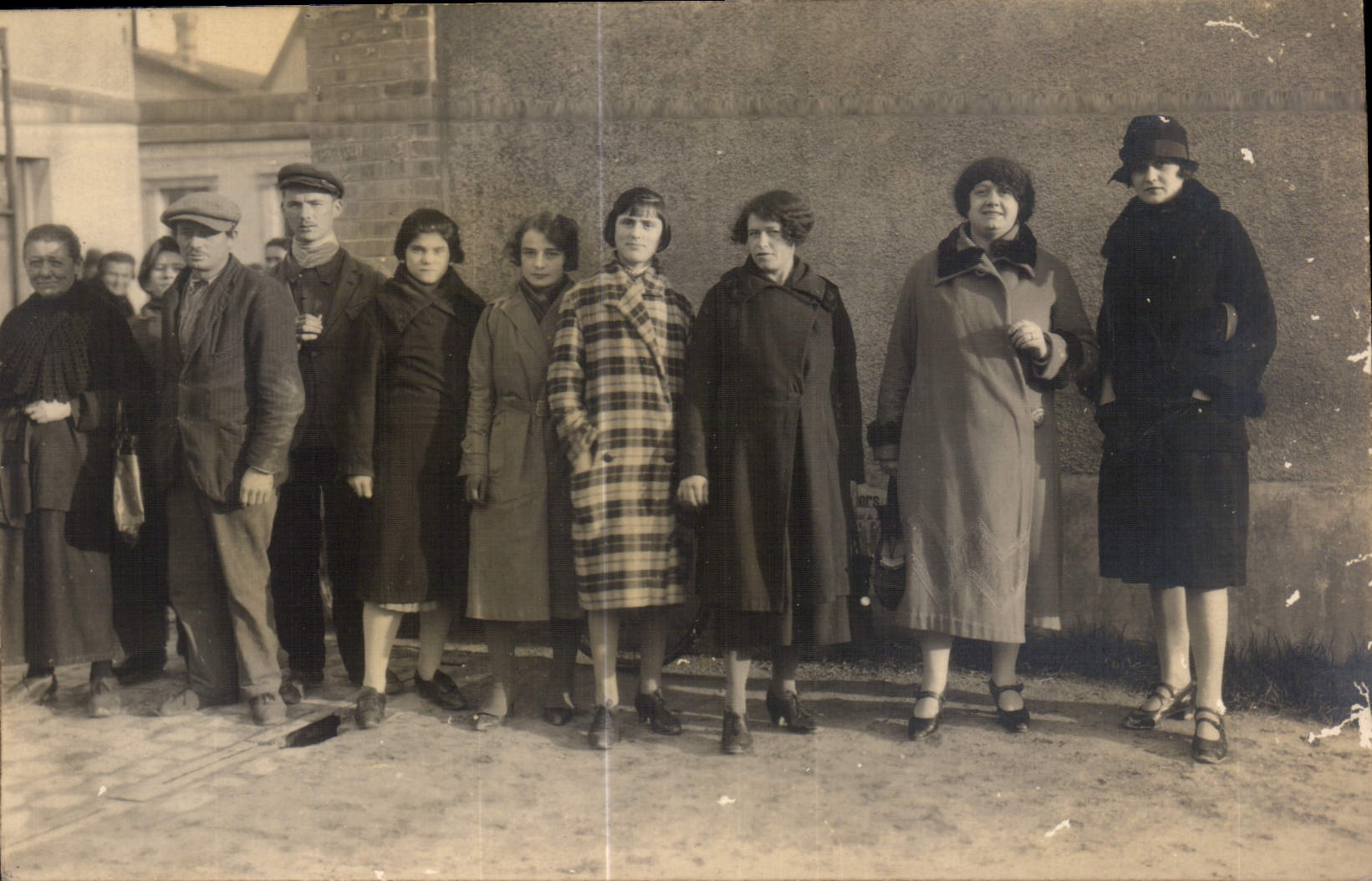 Gruppe von Personen — Rue de Reims — H. BOULLANGEZ Fils, 22 Rue de Berru, REIMS
