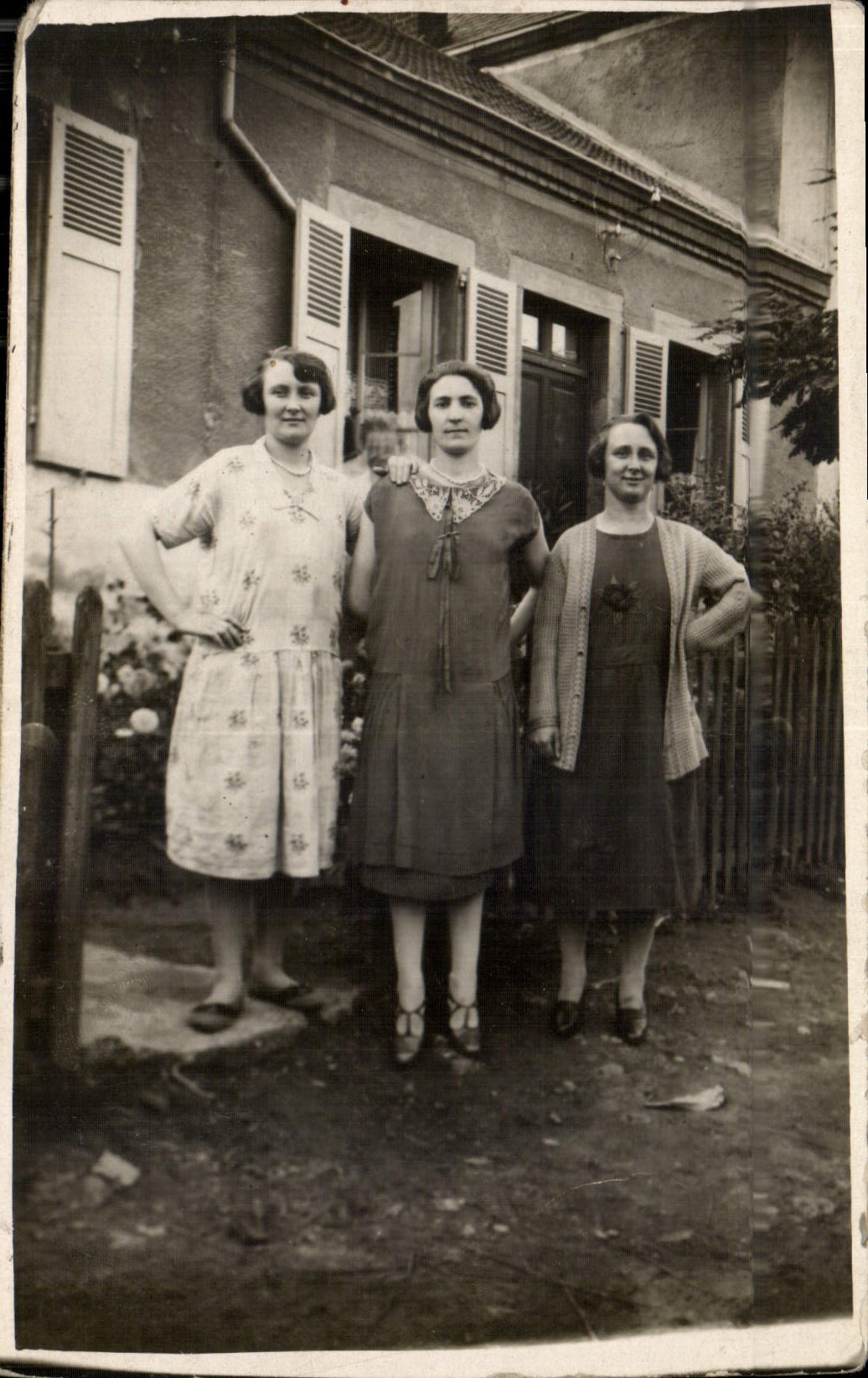 Trois jeunes femmes — devant une maison avec volets — carte postale CPAPHIL