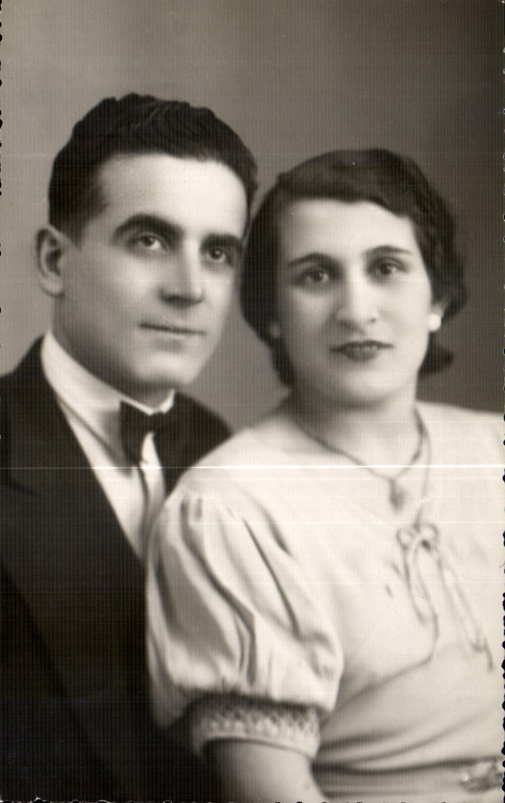 Portrait de couple — studio — éditeur inconnu, n° de série non lisible