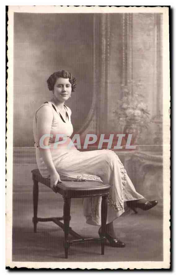Jeune femme en robe blanche — studio — Photo A. Michon, Montceau-les-Mines
