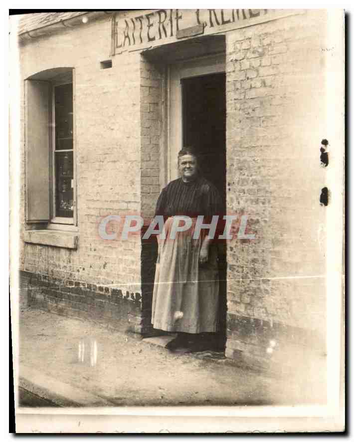 CARTE PHOTO Femme Laiterie