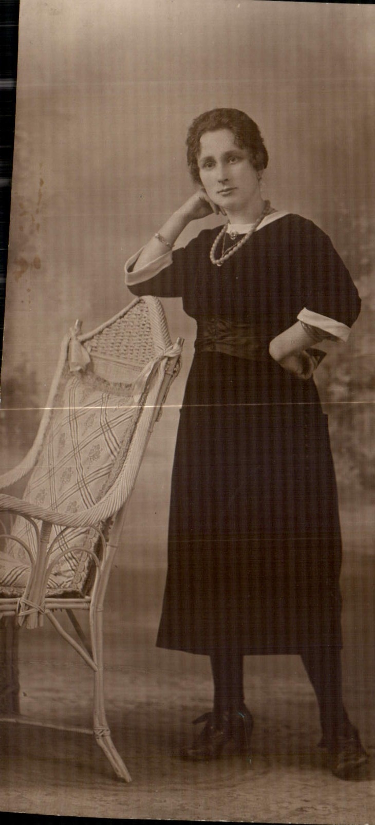 Portrait d'une femme — studio — Carte postale CPAPHIL