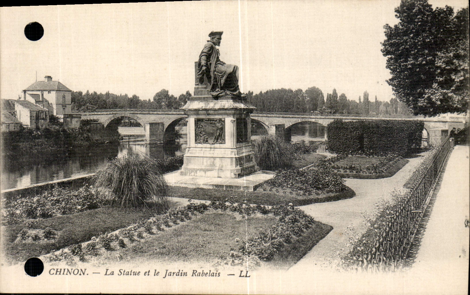 CPA Chinon la Statue et le Jardin Rabelais 