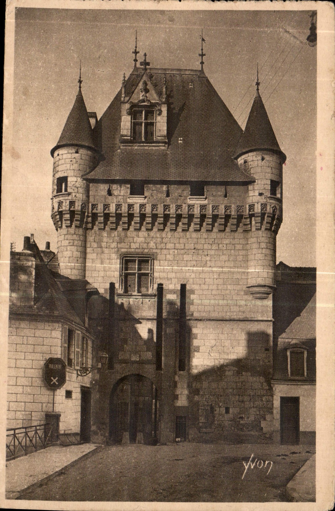 CPA Chateaux de la Loire Chateau de loches la Porte des Cordeliers Tour feodale du XV siecle 