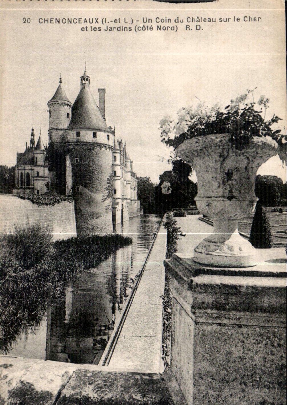 CPA Chenonceaux I et L un Coin du Chateau sur le Cher et les Jardins Cote Nord 