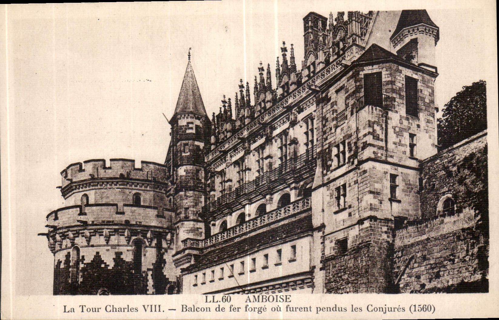 CPA Amboise la Tour Charles VIII Balcon de fer forge ou furent pendus les Conjures 1560 