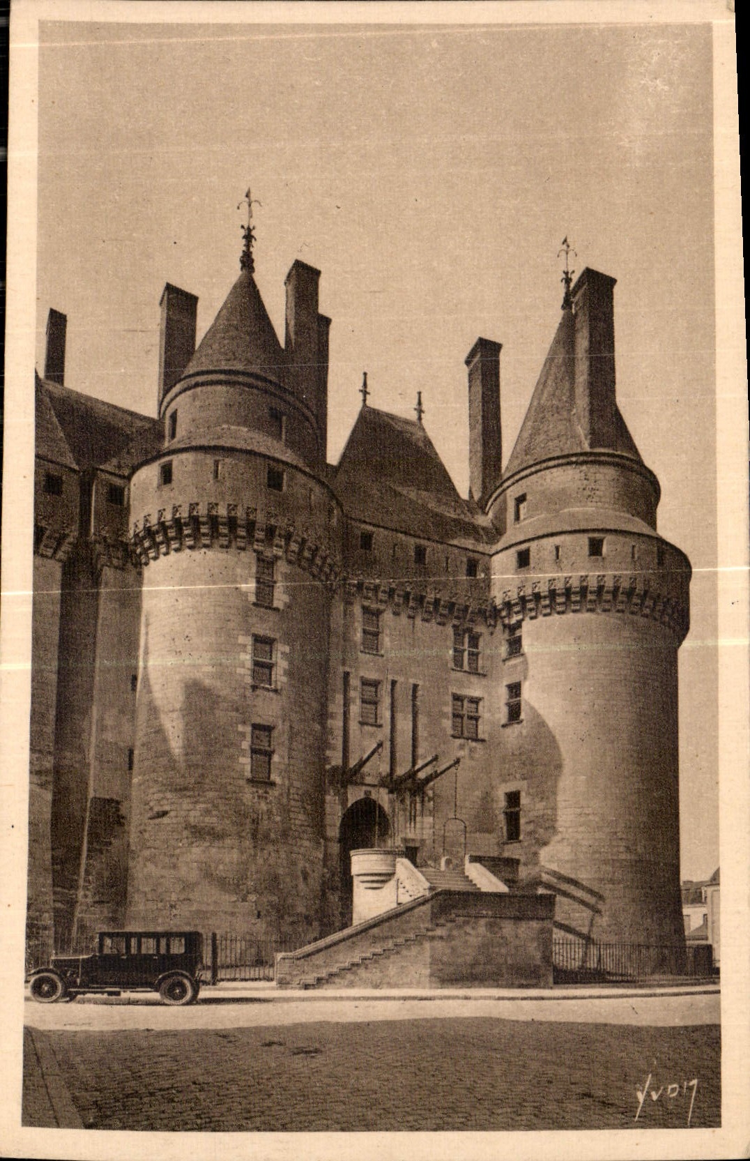 CPA Langeais Indre et loire l'Entree du Chateau 