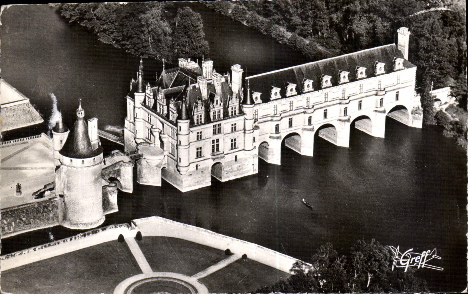 CPA En Touraine Chenonceaux Indre et Loire vue aerienne la Tour des Marques et le Chateau sur le Che