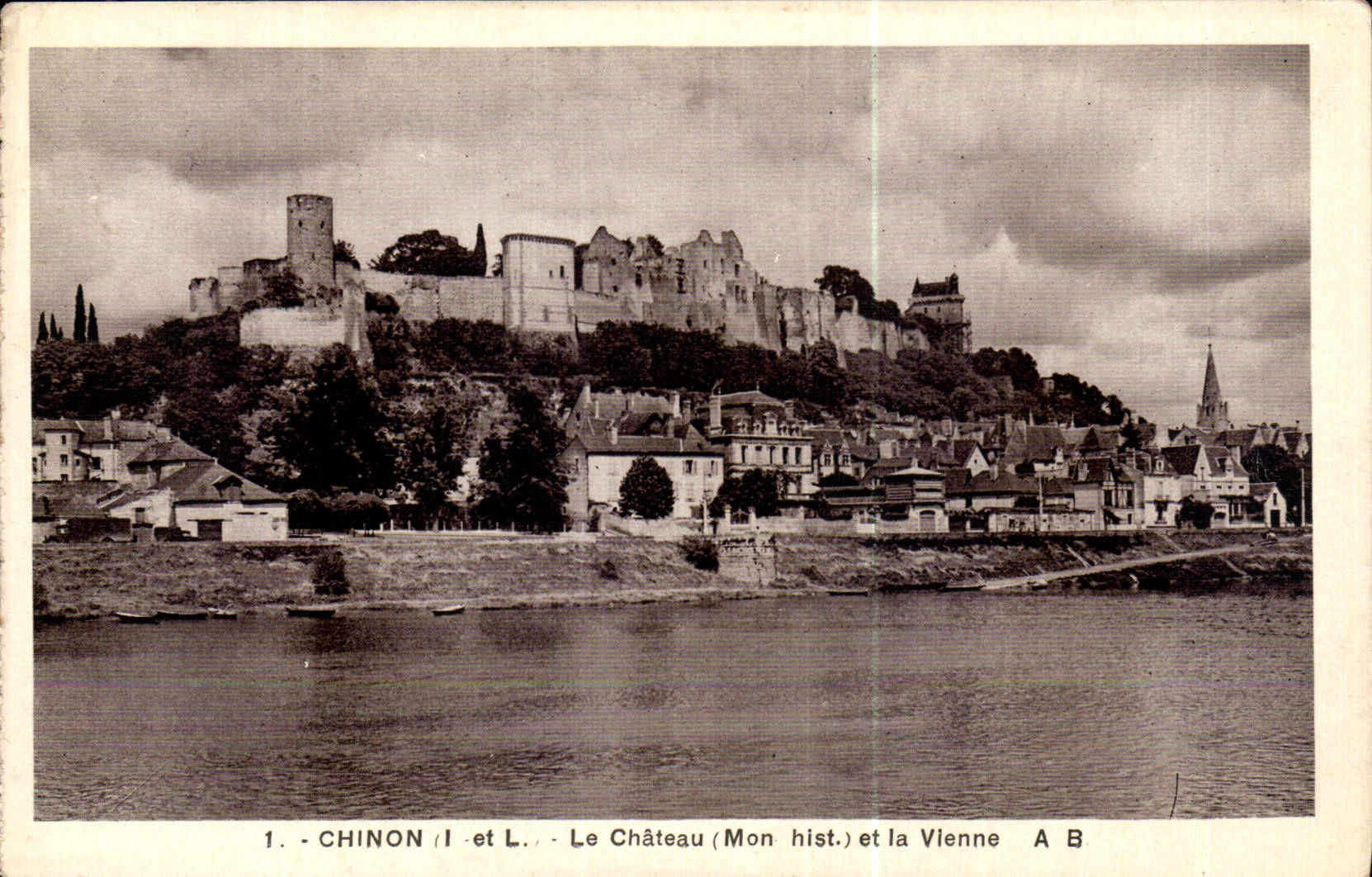 CPA Chinon I et L le Chateau Mon Hist et la Vienne 