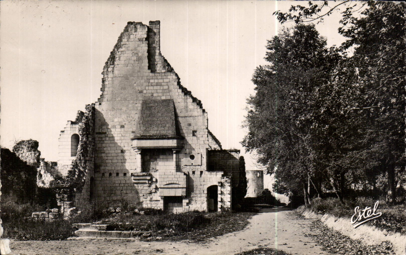 CPA Le Chateau de Chinon le Grand Logis Ruines de la Salle ou Charles VII recut Jeanne d'Arc 