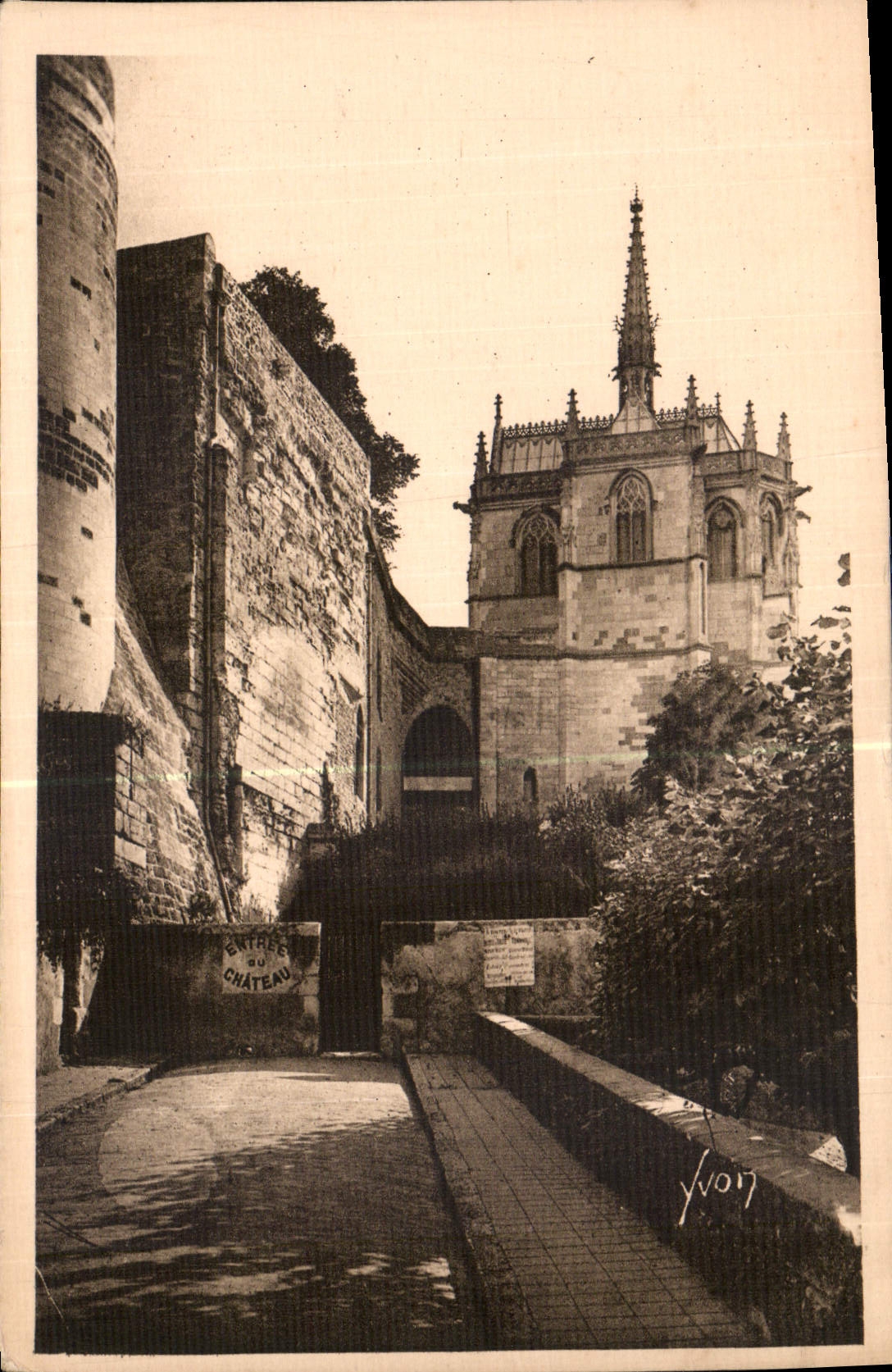 CPA Chateaux de la Loire Chateau d'Amboise la Chapelle Saint Hubert et la Tour Heurtault 