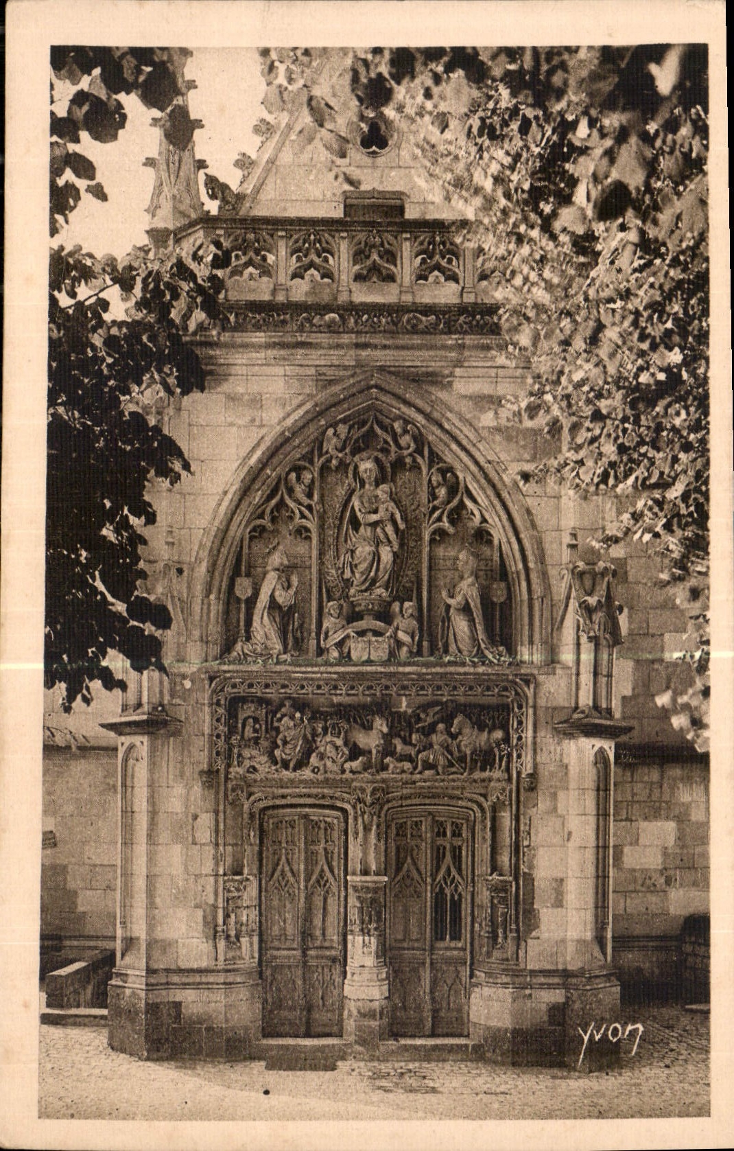 CPA Chateaux de la Loire Chateau d'Amboise Porte de la Chapelle St Hubert construite par Charles VII